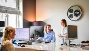 Chain people aan het werk op kantoor