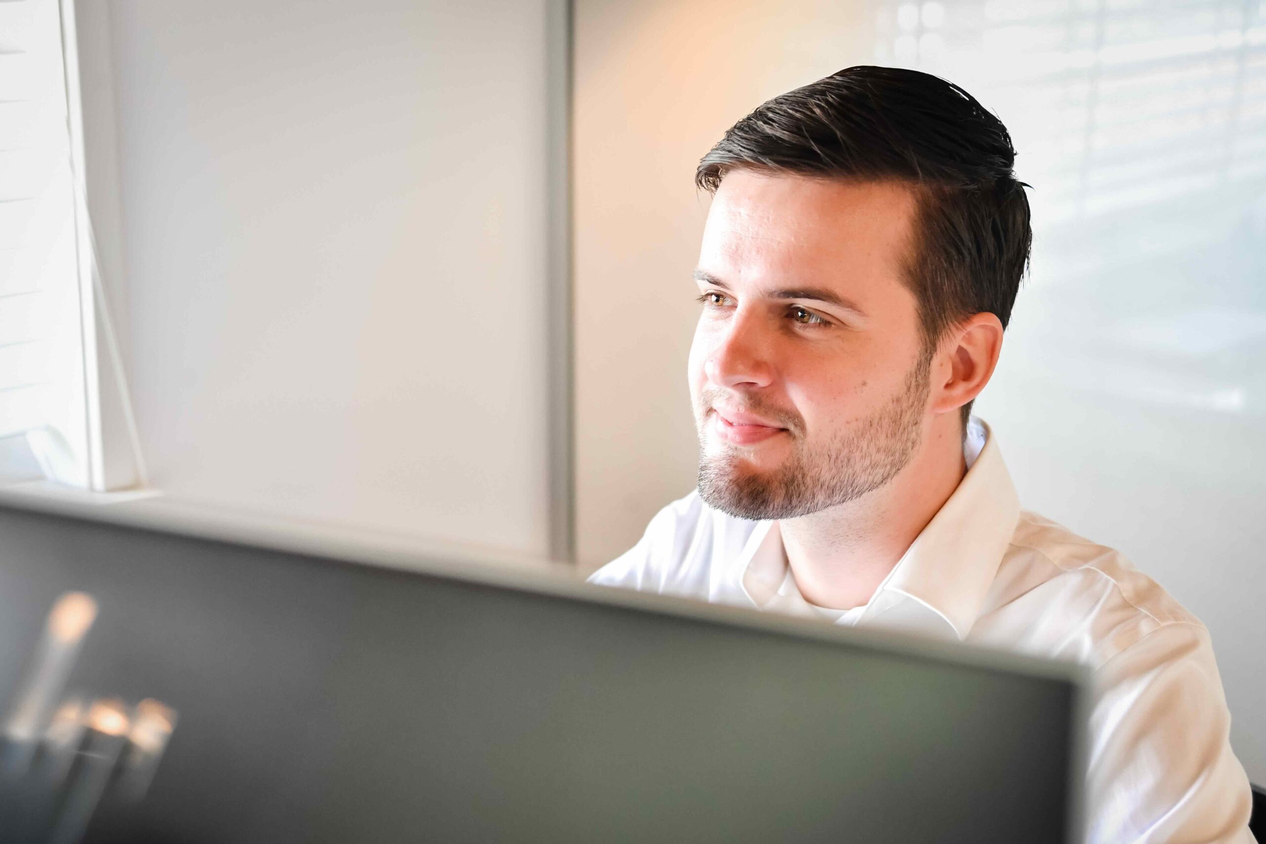 Man achter pc aan het werk