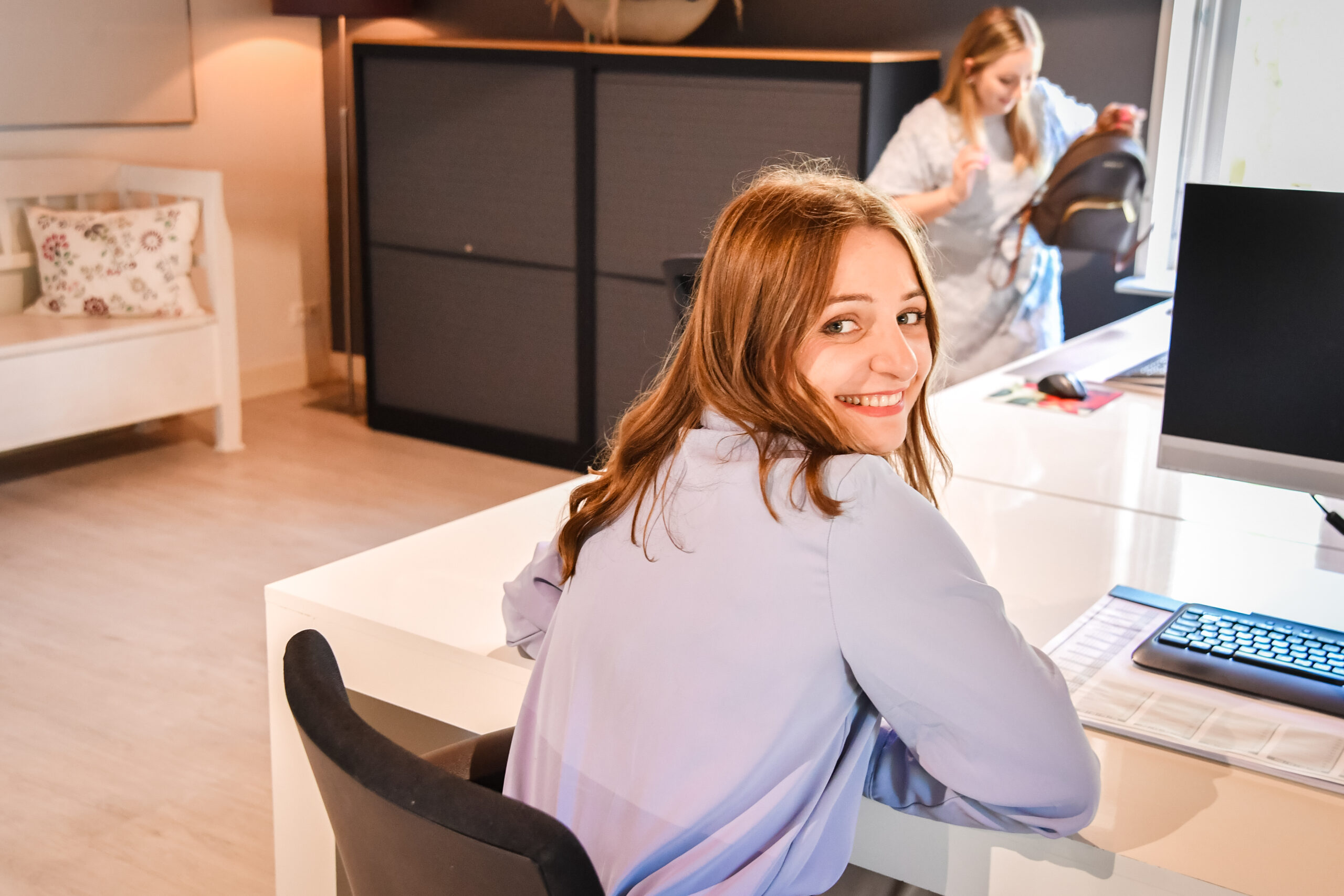 Foto van chain member aan het werk op kantoor